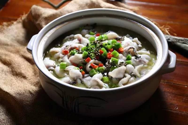青花椒酸菜鱼，特别好吃，老人小孩都爱吃，老婆能吃一大锅