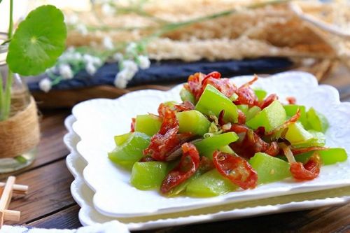 广式香肠炒莴笋，老人小孩都爱吃，隔壁小孩都馋哭了