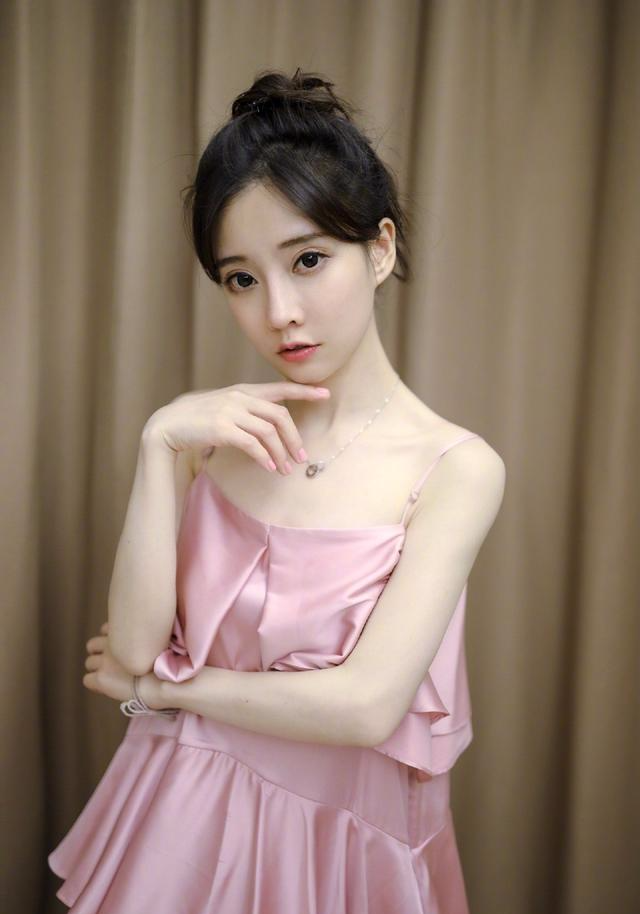 小个子冯提莫太会穿！粉色吊带配丸子头好少女，不愧是最美女主播