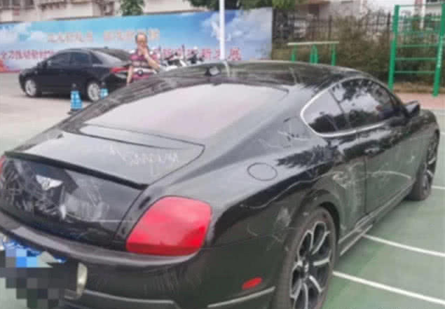 男子偷开老板的宾利去大学撩妹，车顶放了一瓶水，被刮的不像话！