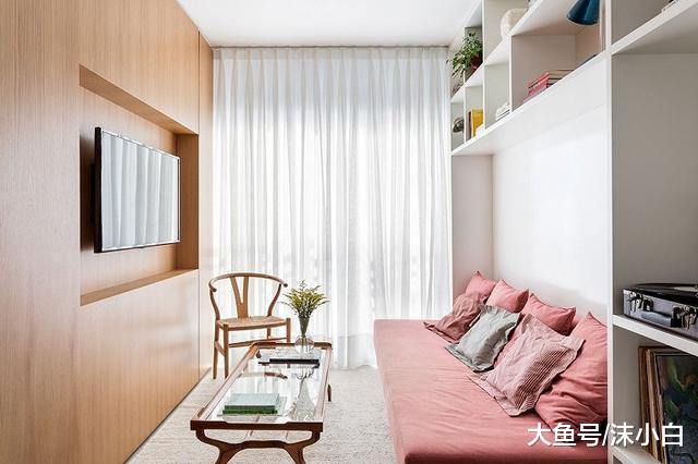 装修小户型，侄子直接在电视墙上掏“洞”5公分，不吃灰不占地！