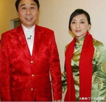 先看郭德纲的老婆，再看冯巩的老婆，没有对比就没有伤害