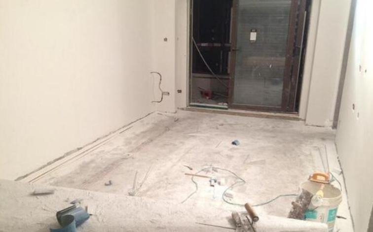 墙面施工，师傅却坚持用传统的方式来刷漆，并且不让我喷漆