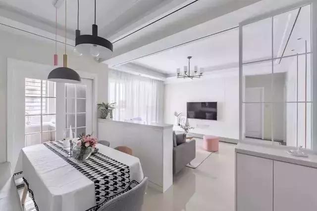 老婆将卧室飘窗改造成书桌，邻居看了都说这是小区最漂亮的卧室