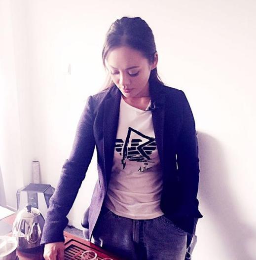 宁静晒出自己家居照，这么快过上老年人生活了，在家喜欢喝茶焚香