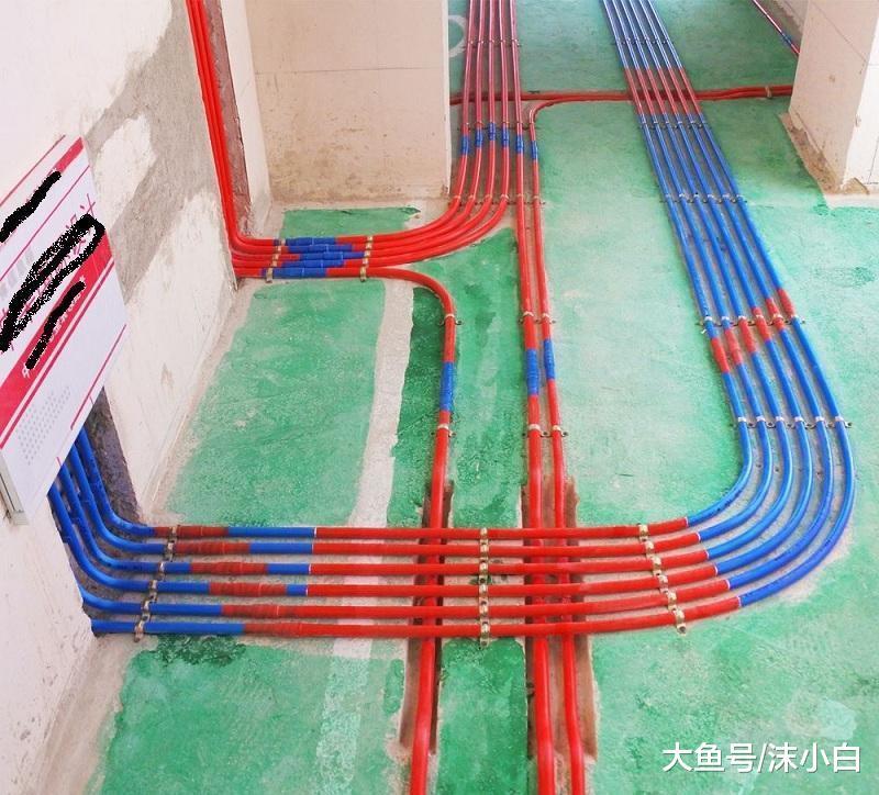 新房装修电线还埋进墙里? 真老套, 我家老电工直接粘墙上! 不绕线