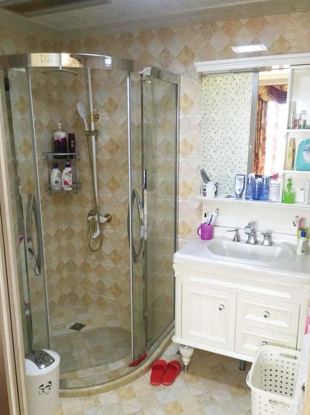 晒晒邻居的新房，电视墙太掉档次了，还好厨房玻璃墙争回不少面子