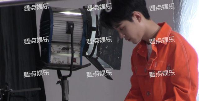 一夜爆红肖战工作接到手软？片场笑容满面迷倒众人