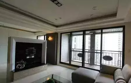 阳台与客厅相连要这样装，否则，装错毁阳台！