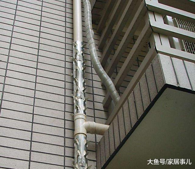 头回见到阳台用这种材料做防盗, 美观又实用, 难怪有钱人都这样装