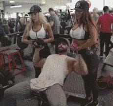 爆笑GIF趣图：听师姐说，经常锻炼，身上的肉会紧些！我？