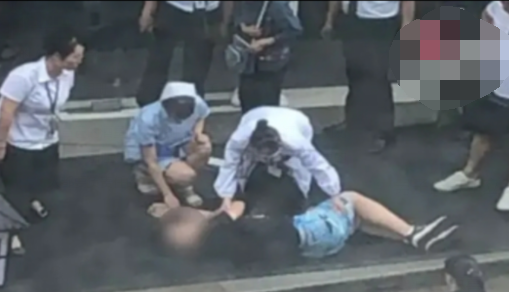 小伙聚会狂喝五瓶白酒，差点命丧当场，喝酒莫贪杯哟！