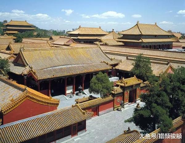清朝皇帝居住的養心殿，為什么如此陰冷潮濕，打開地磚后恍然大悟