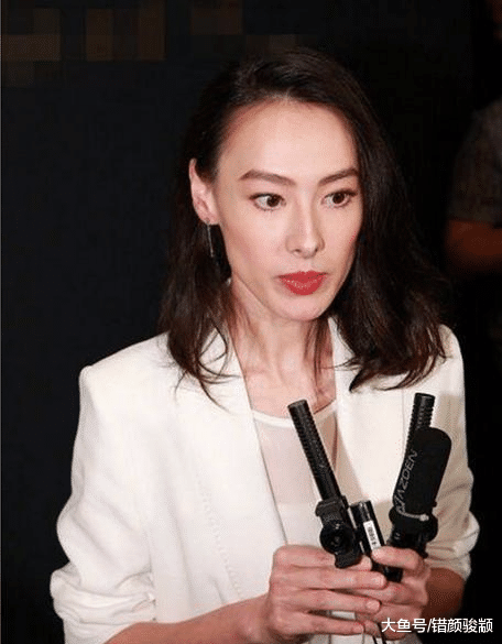 曾是李嘉誠兒媳婦，分手至今面容消瘦，手臂和9歲兒子一樣細！