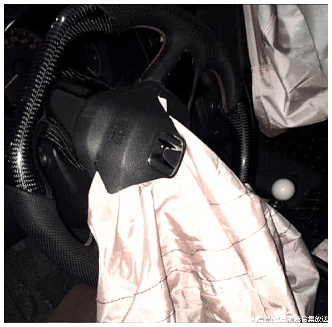 安全气囊爆开是什么体验？看到脸上的“车标”，原谅我笑出了猪叫
