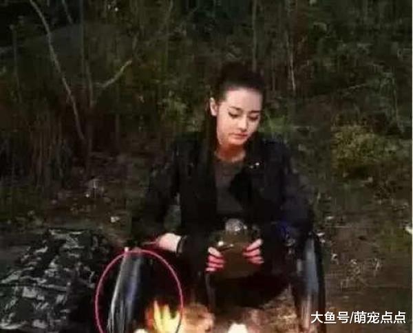 那些让导演晕倒在厕所的穿帮镜头，热巴在烤自己的腿，赵丽颖笑了