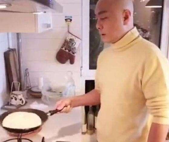 带你看看张卫健现实的家，家里装修很普通，餐桌上几乎都是素菜