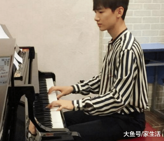 带你参观白敬亭的家，不愧是名牌学校毕业生，家里书籍堆积如山