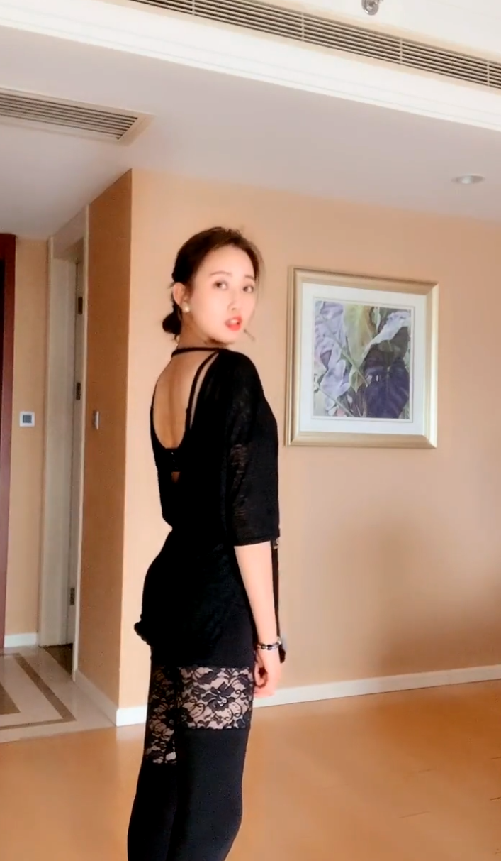 站着就能一字马，美女真厉害！
