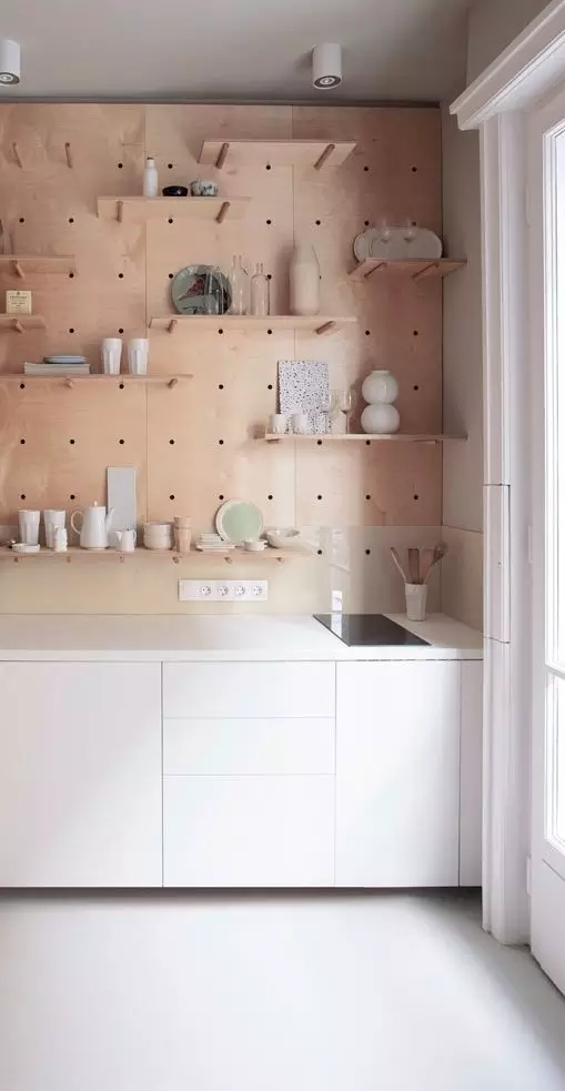 一块木板改造出一个收纳好墙面，节省空间创意有道！