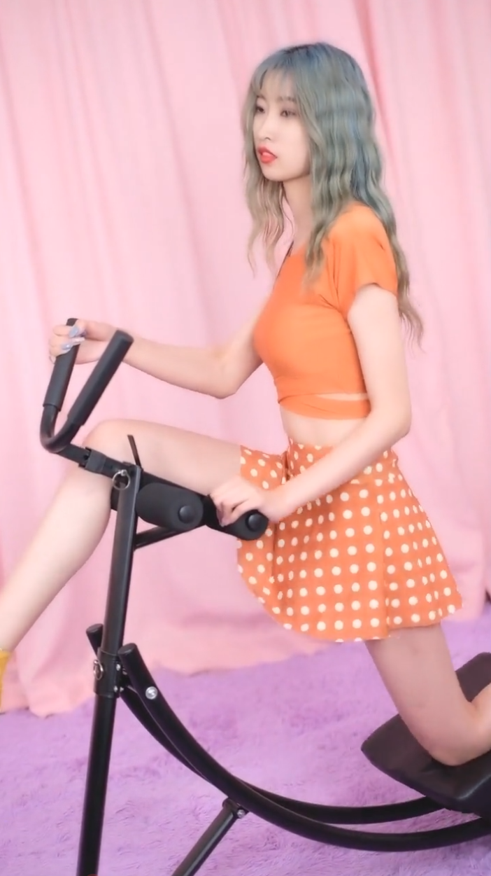 小姐姐这是在练腰力吗？