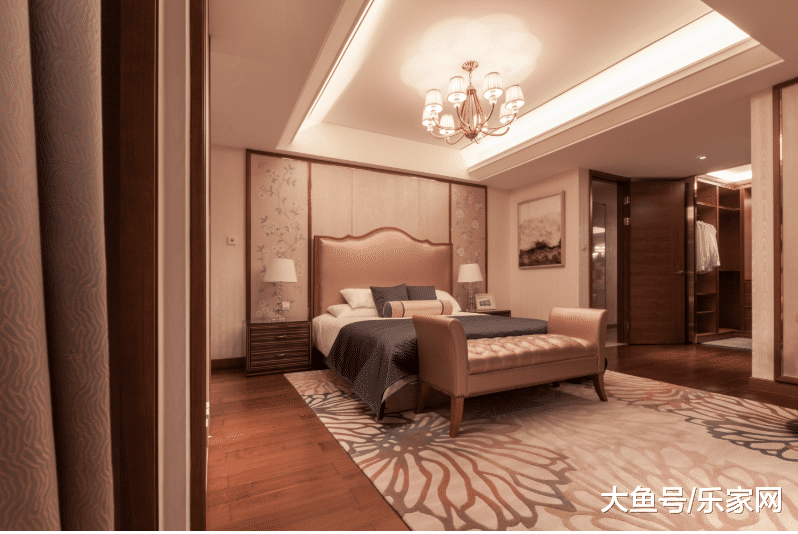 现在卫生间都流行拉槽了，不仅排水快，重点是有面子