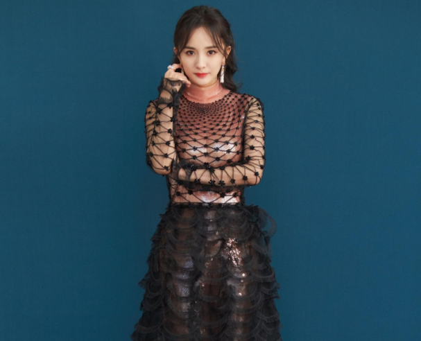 33岁杨幂有多美?当她的"鱼网裙"照流出时,网友:刘恺威后悔不?