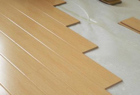 为什么很多师傅铺地板之前，都会先抹一层自流平？一问才知好处多