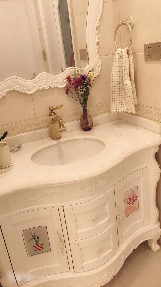 老公装修的新房豪华大气，来参观的人都说是小区里最漂亮的！