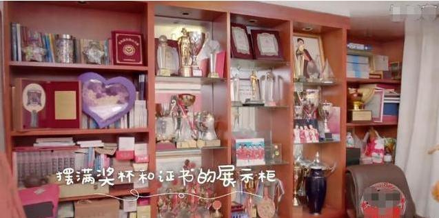 ?参观张继科住的豪宅，家里到处都有杂物摆放，看来该换房子了