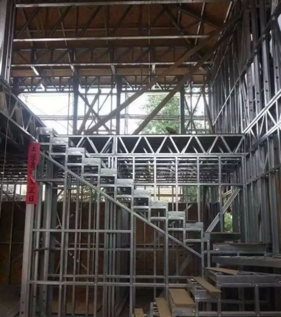 在农村不用砖瓦，竟然全用轻钢材料来建房子！