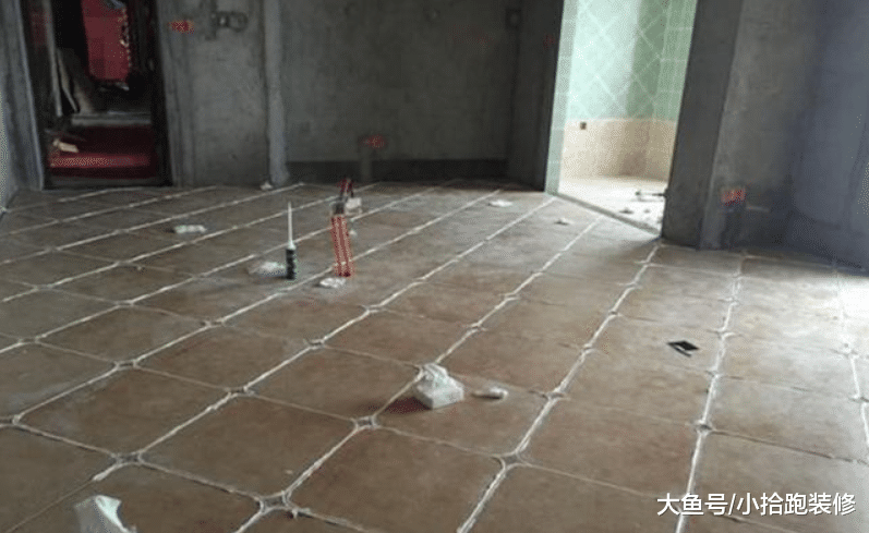 瓷砖铺好, 请师傅来做美缝, 可当朋友看到后, 却急忙阻止我