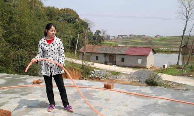 农村俗语：不看家中妻，但看身上衣，道出心酸，过去女人不容易！