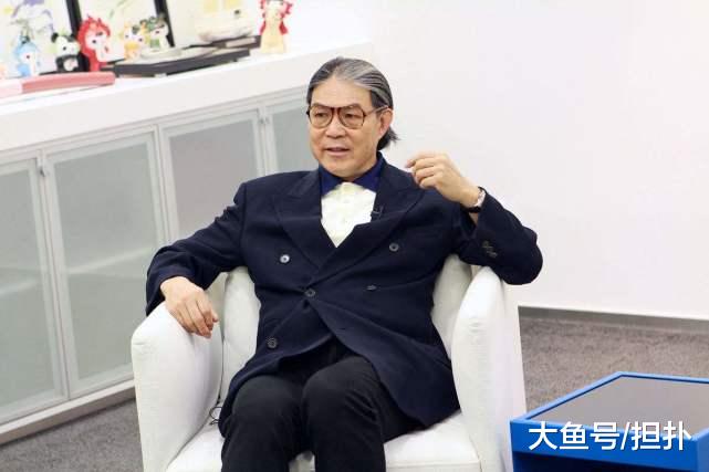 父亲身家百亿却不准他做生意，只准他做慈善事业，今他受邀看阅兵