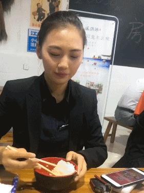 搞笑GIF ：玩了一圈，女朋友不见了