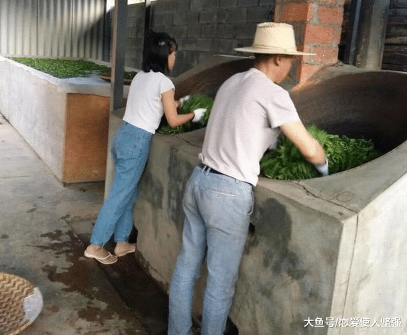 13岁女孩出社会打工，五年后回家乡成大美女，卖茶做得风生水起！