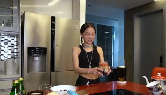 带你参观张韶涵的家，墙壁全部是灰色的，入住不怕觉得压抑吗？