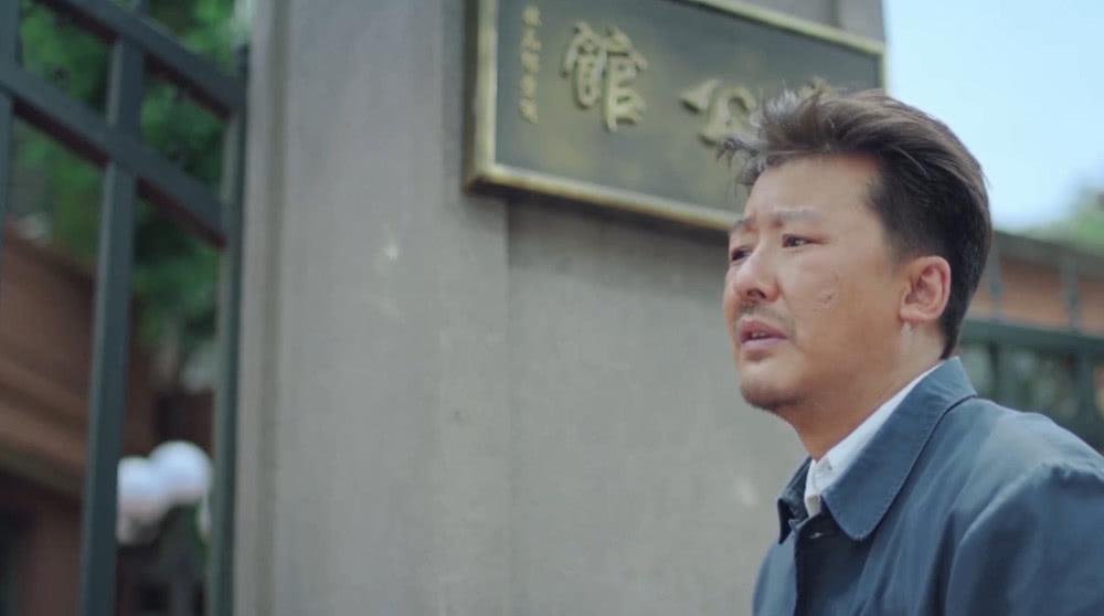 奔腾年代：周铁锤将功折罪，常公馆门口磕头三下，白曼宁心满意足