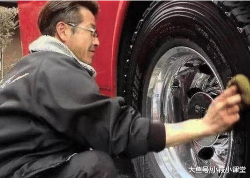 日本人到底有多干净，再破的车和轮胎都像新的，网友：我们不一样