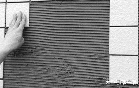 聪明人贴瓷砖都不用水泥了，都流行这样装了，实用又美观