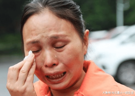 遛狗不栓绳的人进来看看，男童被宠物狗咬伤狂犬病发去世，母亲一直没有走出阴影数次轻生