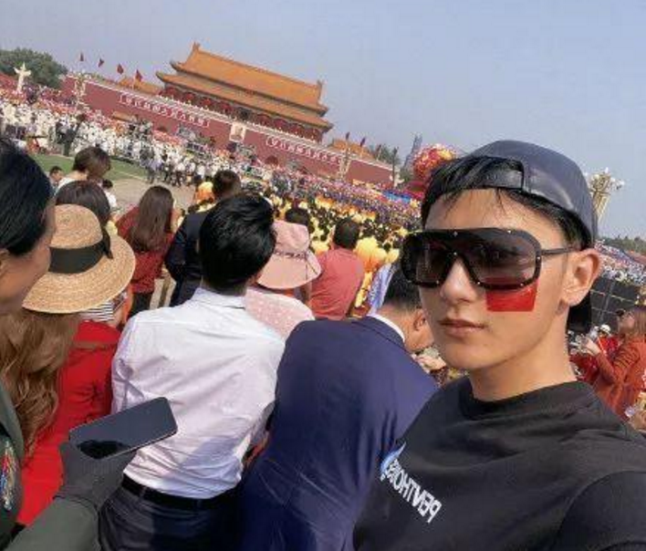 韩雪观礼大阅兵高调“炫富”，热巴穿“烂大街”短袖首次现身，明星都有谁？