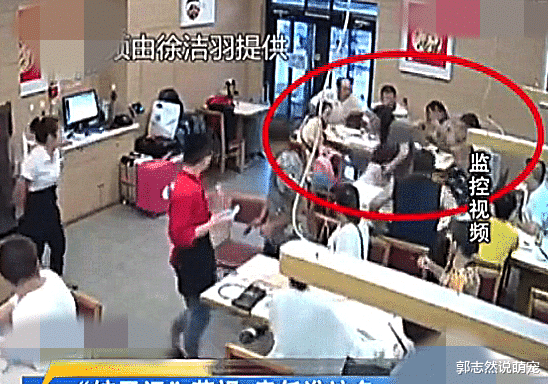 在外吃饺子却被饺子汤烫伤, 向饭店提出索赔 饭店: 人家拿壶把她非拿壶嘴!