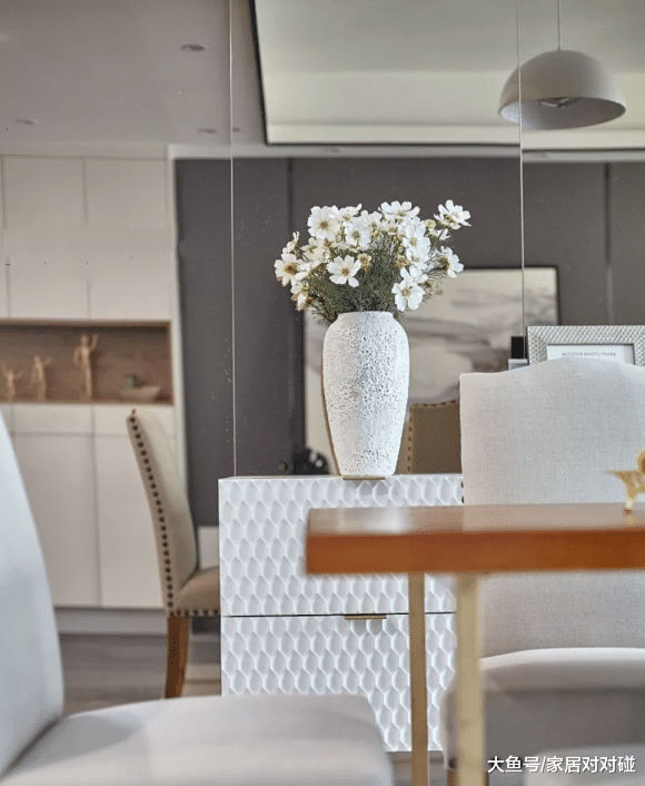 全屋墻面設灰色，也能裝出高級感！餐廳貼銅鏡，好看極了！曬曬