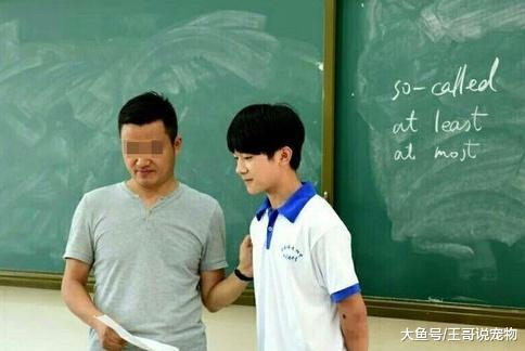 易烊千玺高中三年没有朋友，大学女生不敢靠近他