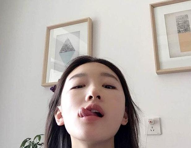 带你参观周冬雨的家，生活有点太不修边幅了，高跟鞋堆满整个走廊