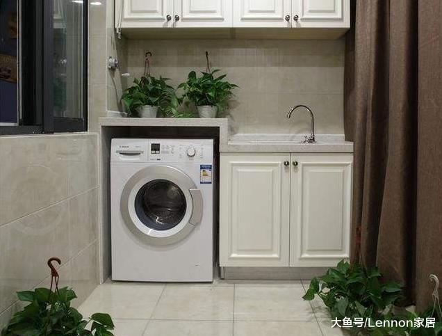 洗衣机放阳台，现在都流行在上面安装这个东西，实用又节省水