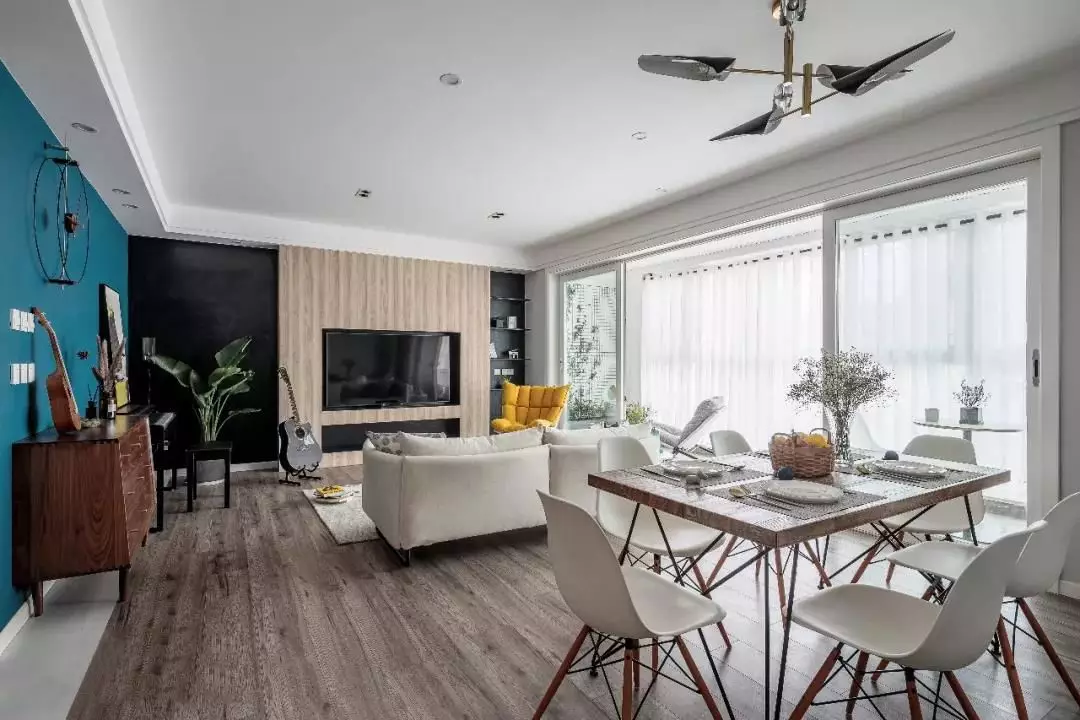 自然、随性的北欧风之家，原木与靛蓝色、高级灰的碰撞，太美了！