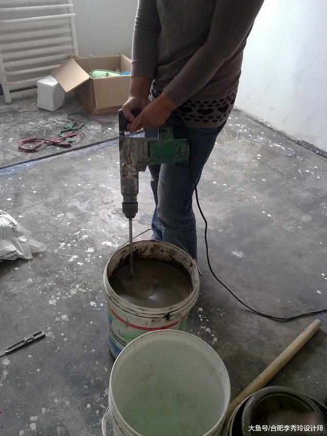 村里老师傅: 如今房子外墙不贴瓷砖, 改成打水泥油, 施工迅速还省钱