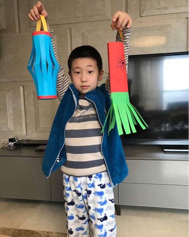 ?晒晒林永健现实的豪宅，客厅电视墙是大理石的，从小就教孩子钢琴